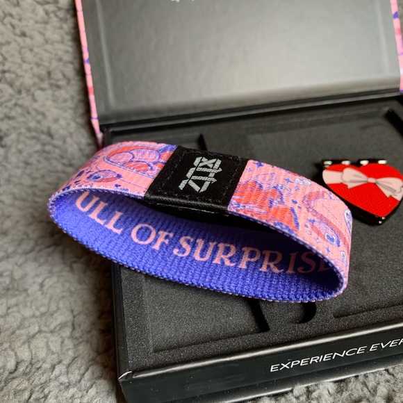 Zox Bracelets- Full Of Surprises, Bracelet and Pin 2022 - Picture 6 of 7